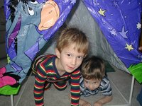 2002-12-25-Xmas-04-Chance-Dax-playhouse.JPG