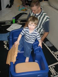 2002-12-25-Xmas-06-Dax-helping-Travis-build-wagon.JPG