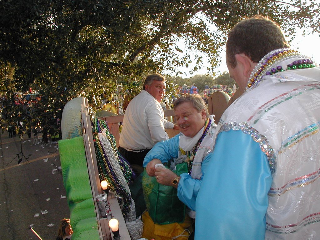 2002/Best/1024x768_2002-02-09-17-preparing-for-parade-Randy-Jim-John.JPG