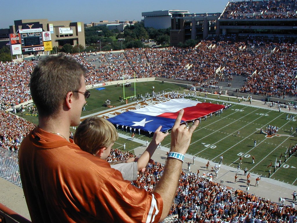 2002-11-09-UT-Baylor-football-13-Chance-Travis-hookem-horns-flag.JPG