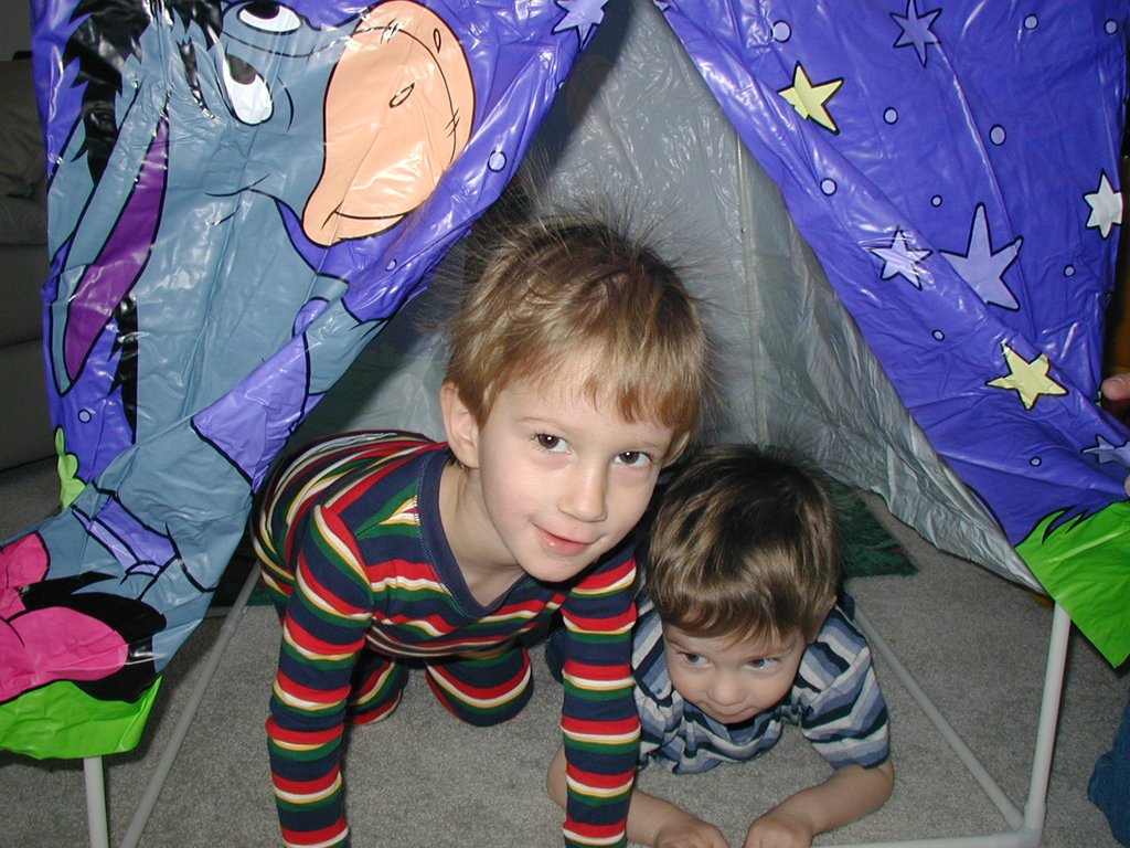 2002-12-25-Xmas-04-Chance-Dax-playhouse.JPG