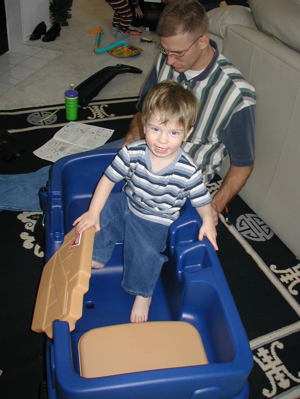2002/Best/1024x768_2002-12-25-Xmas-06-Dax-helping-Travis-build-wagon.JPG