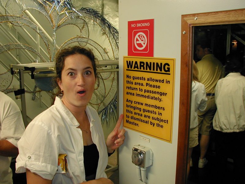 2002/Best/800x600_2002-08-07-03-backstage-tour-Suzi-with-sign.JPG
