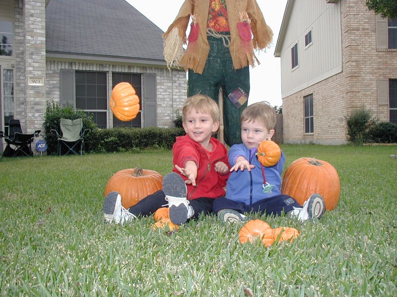 2002/Best/800x600_2002-10-31-Halloween-27-Chance-Dax-scarecrow.JPG