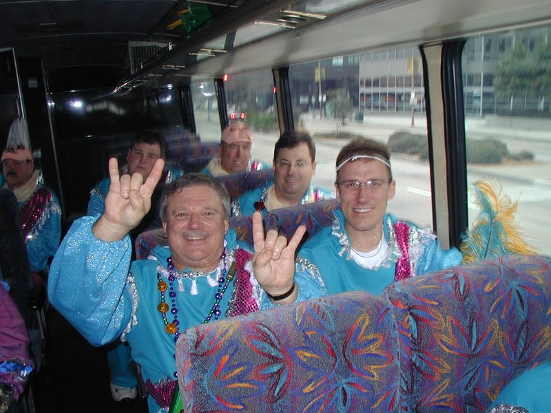 2003-03-01_14-35-55-Parade-Jim-Travis-bus.JPG