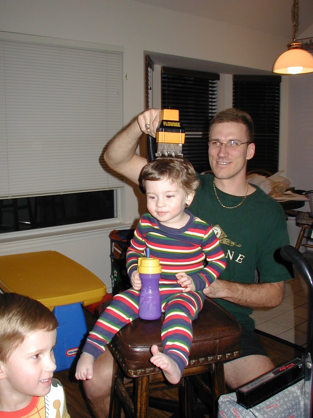 2003/02(February)/Misc/1024x768_2003-02-21-Flowbee-1-Dax-Chance-Travis.JPG