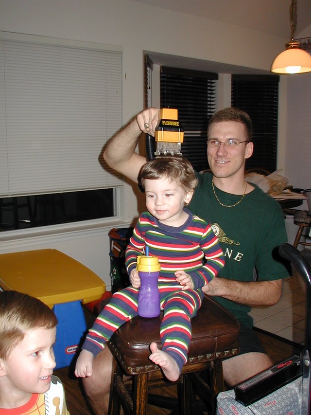 2003/02(February)/Misc/640x480_2003-02-21-Flowbee-1-Dax-Chance-Travis.JPG
