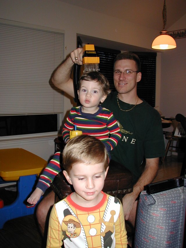 2003/02(February)/Misc/640x480_2003-02-21-Flowbee-2-Dax-Chance-Travis.JPG