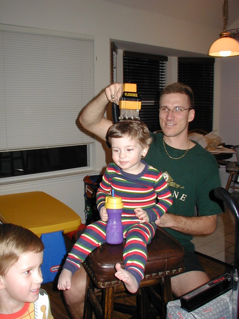2003/02(February)/Misc/800x600_2003-02-21-Flowbee-1-Dax-Chance-Travis.JPG