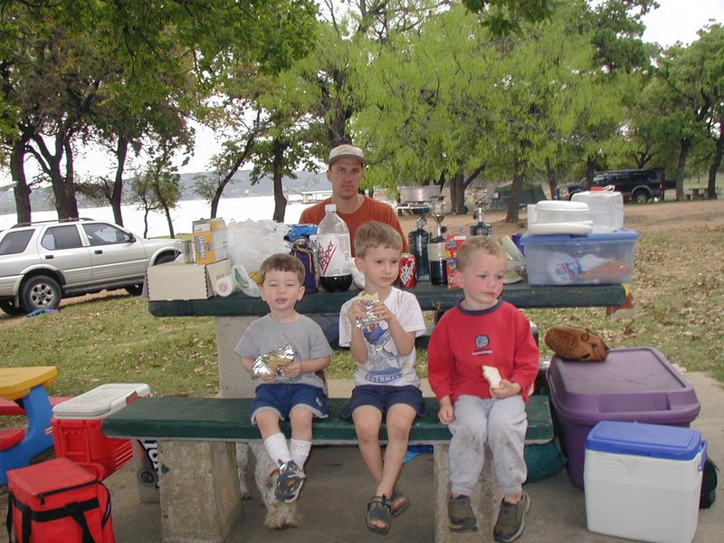 2003/04(April)/Camping/800x600_2003-04-06-camping-Pace-Bend-1-Dax-Chance-Vale-Travis.JPG