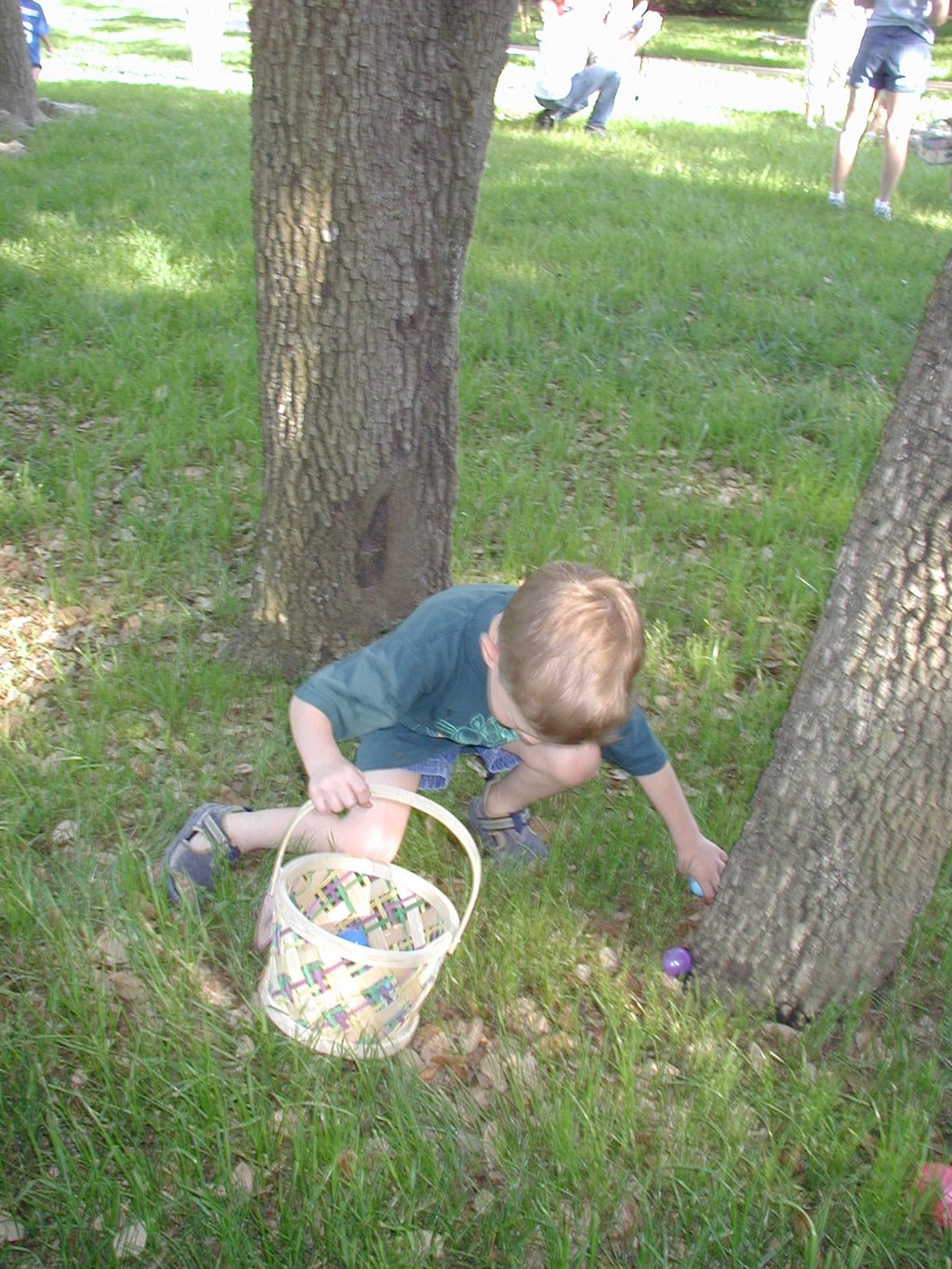 2003-04-12-Easter-Egg-hunt-02-Mothers-and-More-Chance.JPG