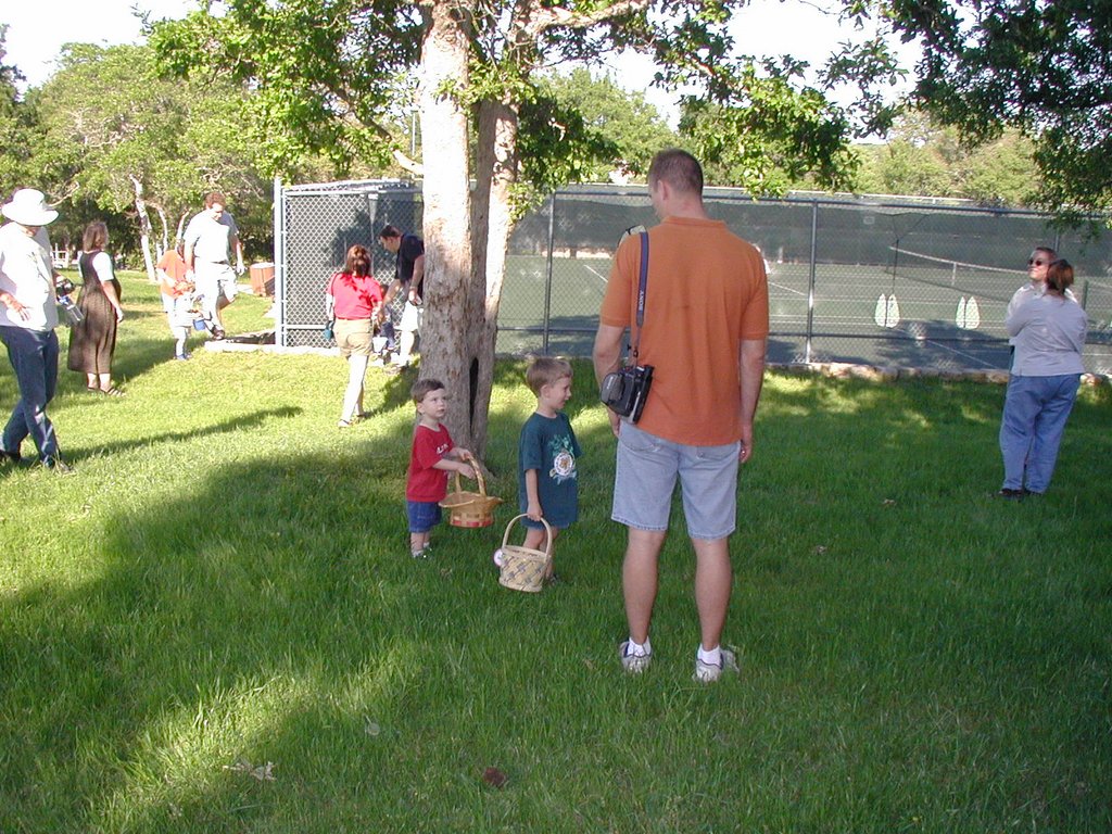 2003/04(April)/Easter/1024x768_2003-04-12-Easter-Egg-hunt-09-Mothers-and-More-Chance-Travis.JPG