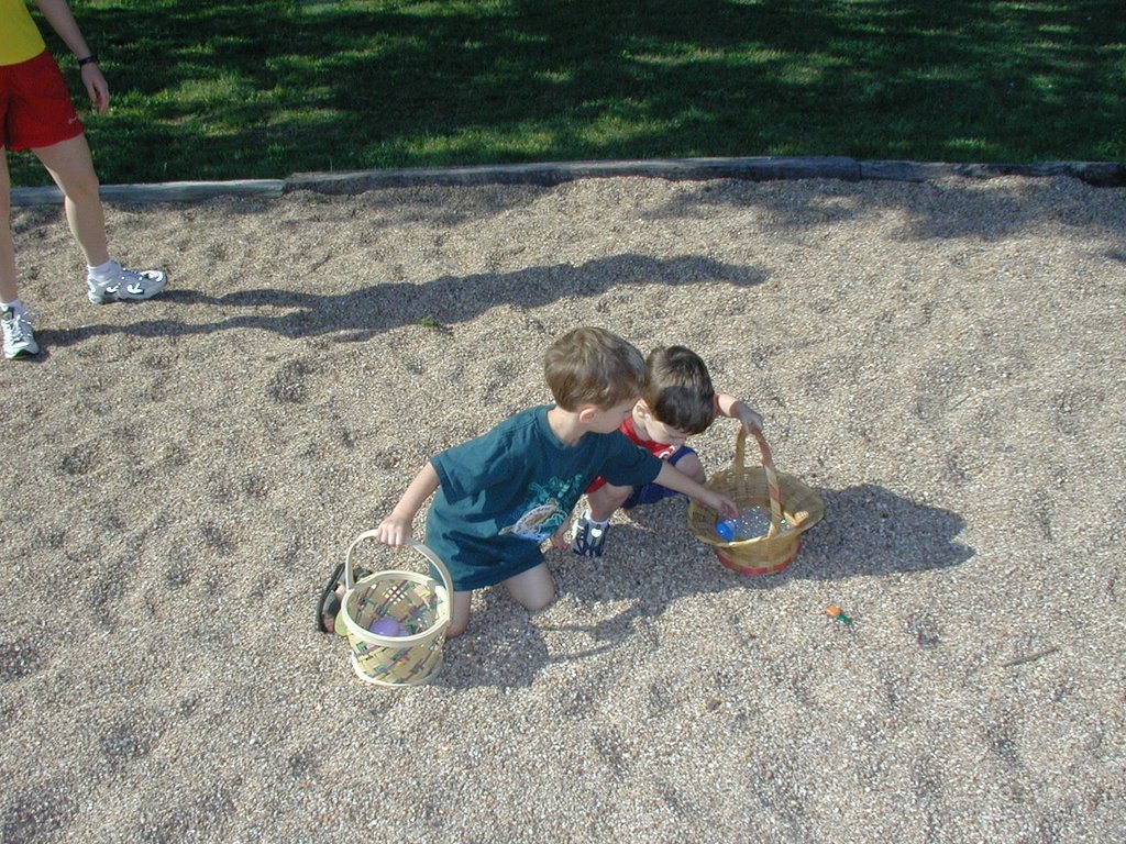 2003/04(April)/Easter/1024x768_2003-04-12-Easter-Egg-hunt-10-Windermere-Chance-Dax.JPG