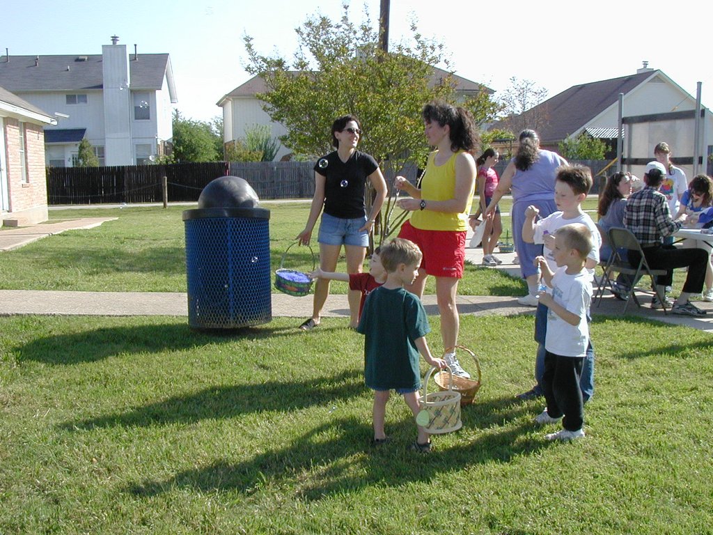 2003/04(April)/Easter/1024x768_2003-04-12-Easter-Egg-hunt-2-Windermere-Chance-Dax-Suzi.JPG