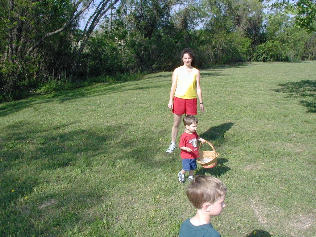 2003/04(April)/Easter/1024x768_2003-04-12-Easter-Egg-hunt-9-Windermere-Chance-Dax-Suzi.JPG