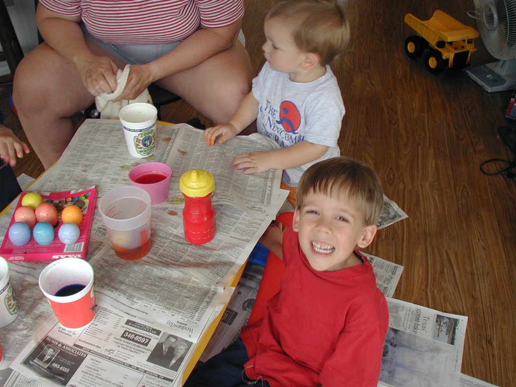 2003/04(April)/Easter/1024x768_2003-04-19-dying-eggs-3-Case-Jack.JPG