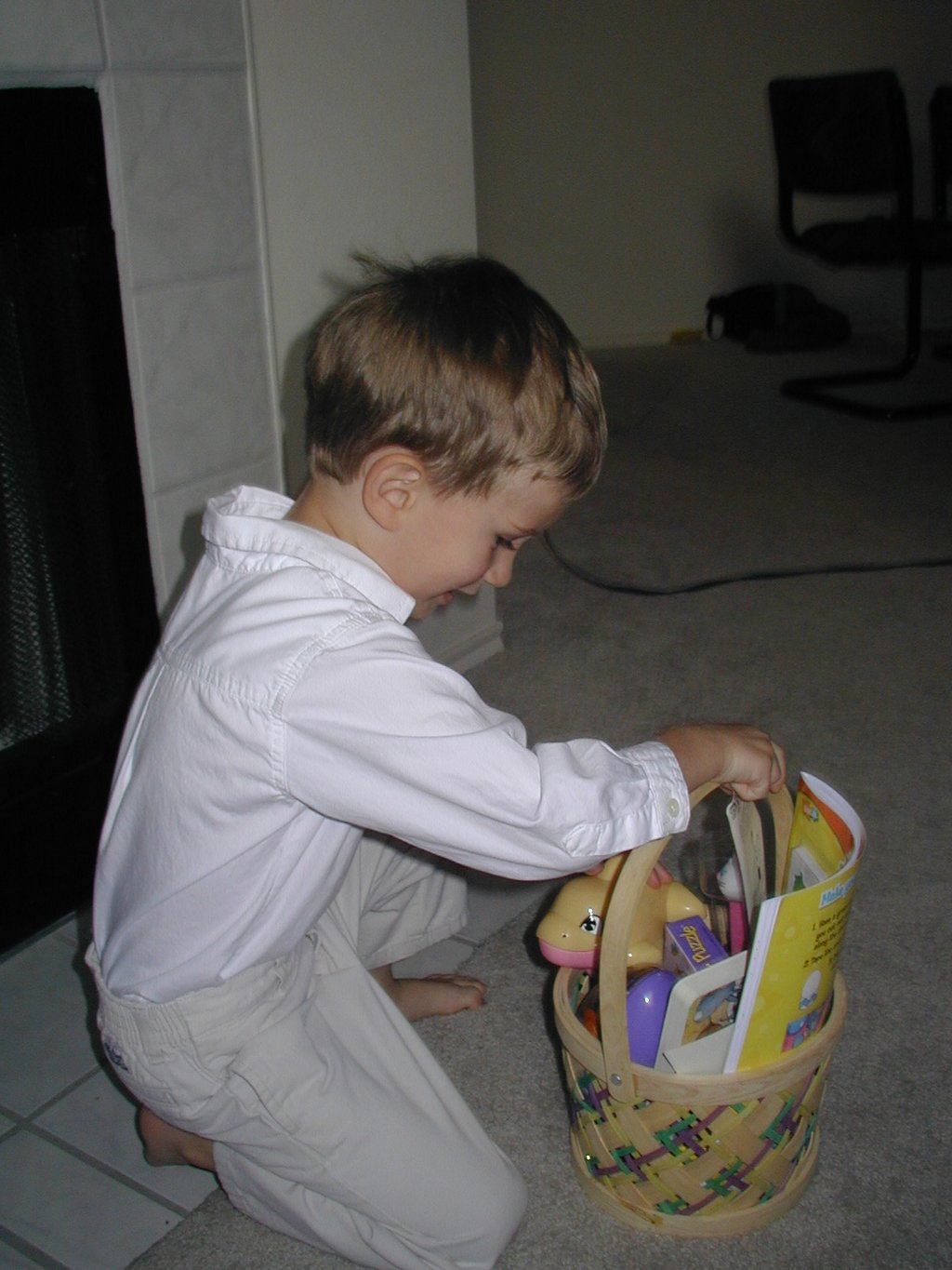 2003/04(April)/Easter/1024x768_2003-04-20-Easter-day-03-Chance-basket.JPG