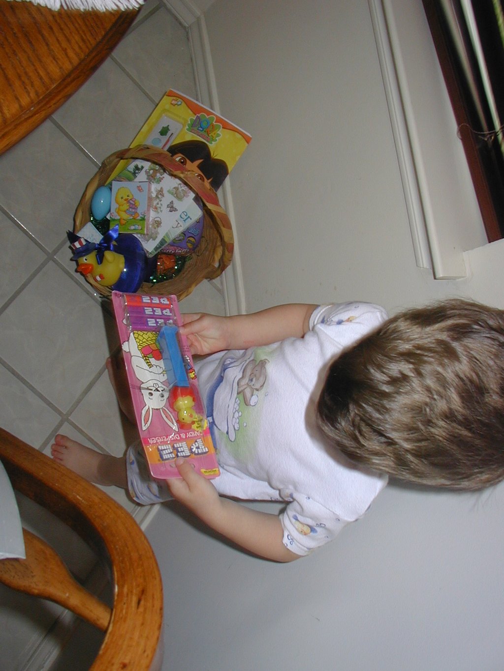 2003/04(April)/Easter/1024x768_2003-04-20-Easter-day-06-Dax-found-basket.JPG