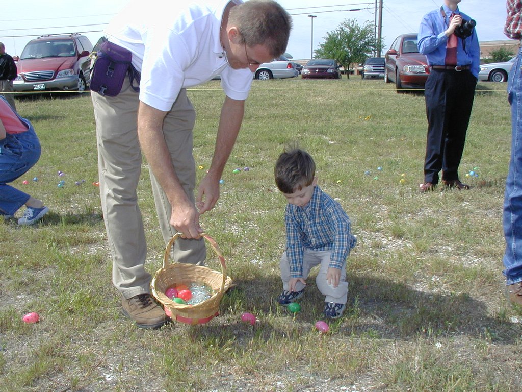 2003-04-20-Easter-day-14-church-hunt-Travis-Dax.JPG