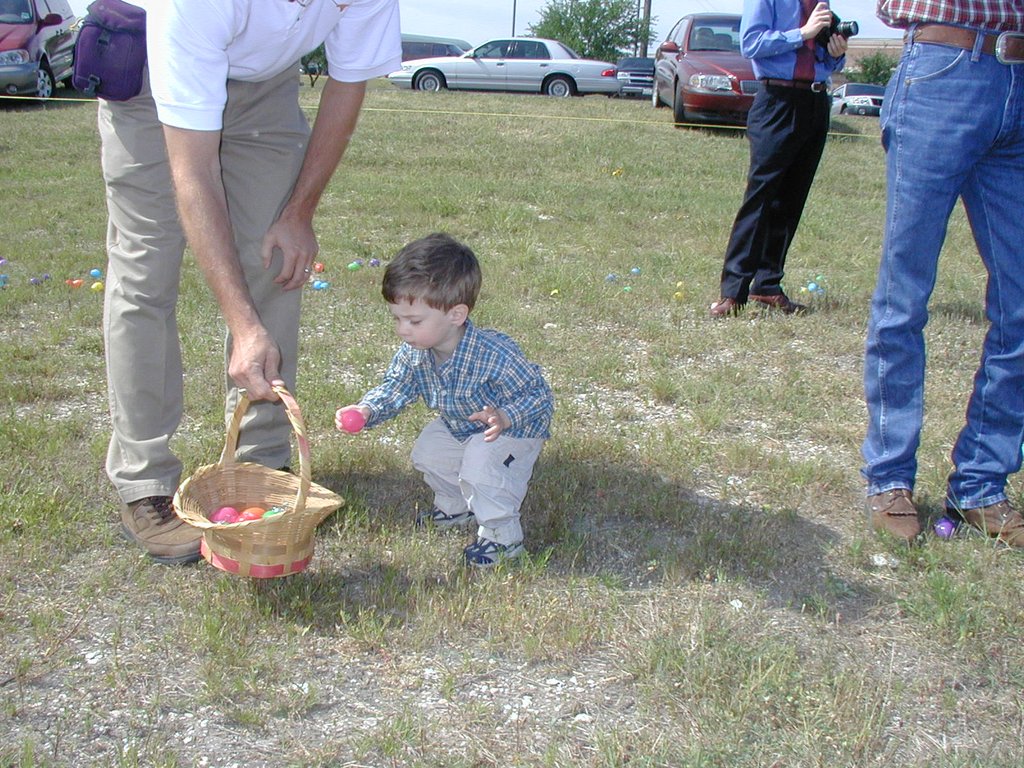 2003-04-20-Easter-day-15-church-hunt-Travis-Dax.JPG