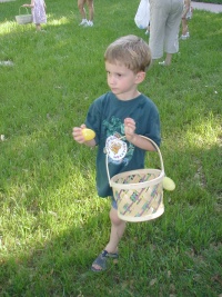 2003/04(April)/Easter/2003-04-12-Easter-Egg-hunt-01-Mothers-and-More-Chance.JPG