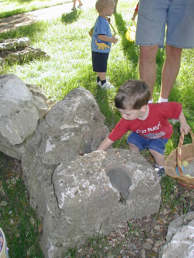 2003-04-12-Easter-Egg-hunt-04-Mothers-and-More-Dax.JPG