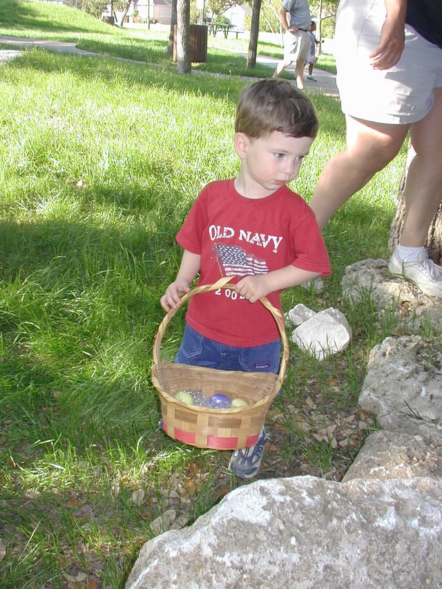 2003-04-12-Easter-Egg-hunt-05-Mothers-and-More-Dax.JPG