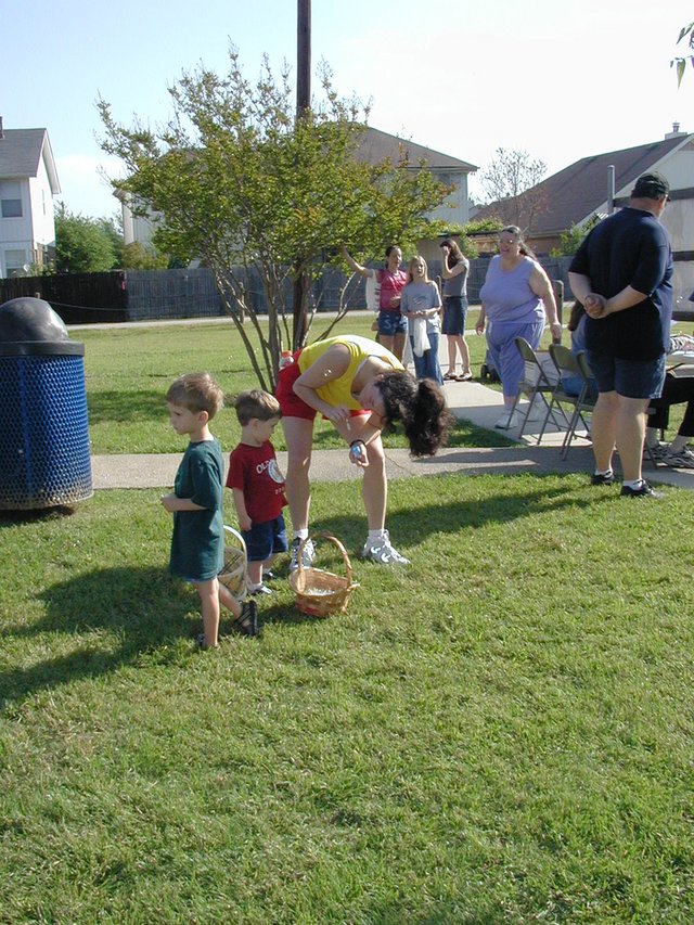 2003/04(April)/Easter/640x480_2003-04-12-Easter-Egg-hunt-5-Windermere-Chance-Dax-Suzi.JPG