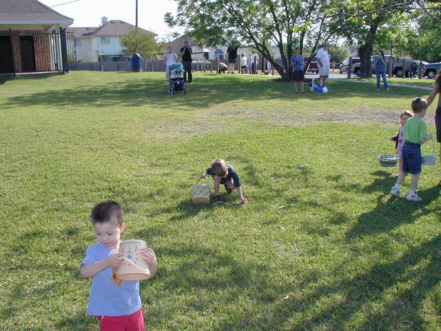 2003/04(April)/Easter/640x480_2003-04-12-Easter-Egg-hunt-7-Windermere-Chance.JPG