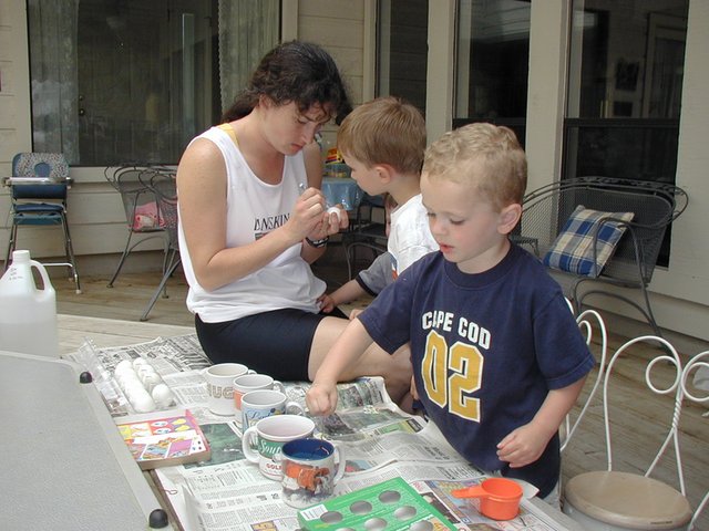 2003/04(April)/Easter/640x480_2003-04-13-Easter-10-dye-eggs-Chance-Dax-Suzi-Vale.JPG