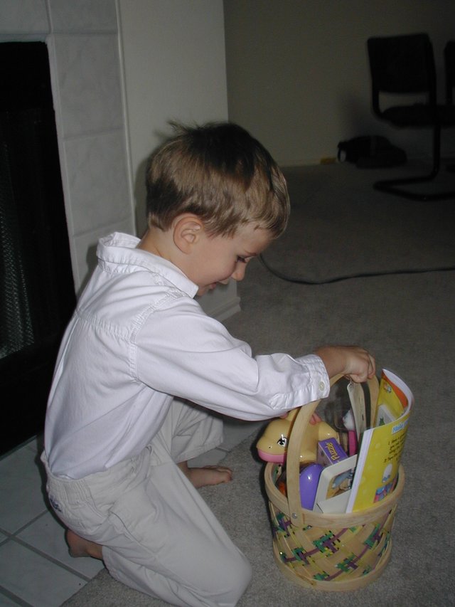 2003/04(April)/Easter/640x480_2003-04-20-Easter-day-03-Chance-basket.JPG