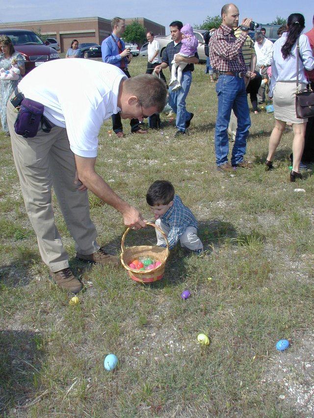 2003-04-20-Easter-day-16-church-hunt-Travis-Dax.JPG
