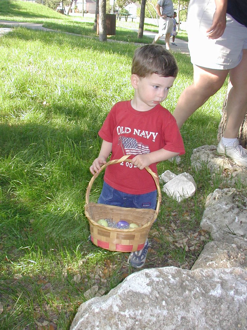 2003-04-12-Easter-Egg-hunt-05-Mothers-and-More-Dax.JPG