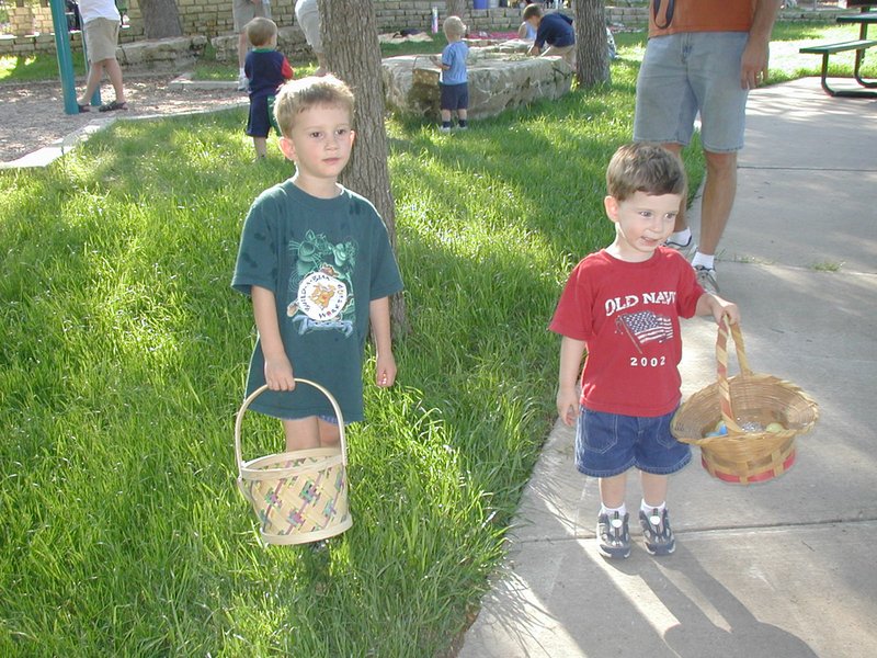 2003-04-12-Easter-Egg-hunt-06-Mothers-and-More-Chance-Dax.JPG