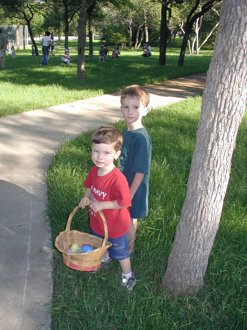 2003-04-12-Easter-Egg-hunt-07-Mothers-and-More-Chance-Dax.JPG