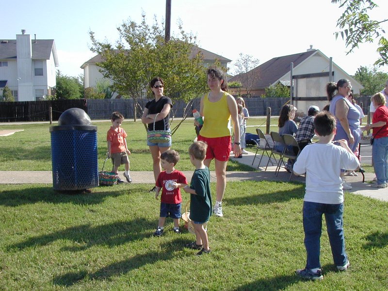 2003/04(April)/Easter/800x600_2003-04-12-Easter-Egg-hunt-4-Windermere-Chance-Dax-Suzi.JPG