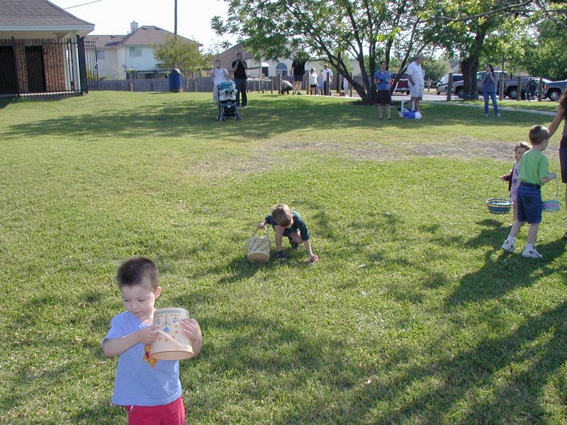 2003/04(April)/Easter/800x600_2003-04-12-Easter-Egg-hunt-7-Windermere-Chance.JPG