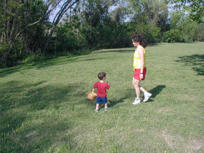 2003/04(April)/Easter/800x600_2003-04-12-Easter-Egg-hunt-8-Windermere-Dax-Suzi.JPG