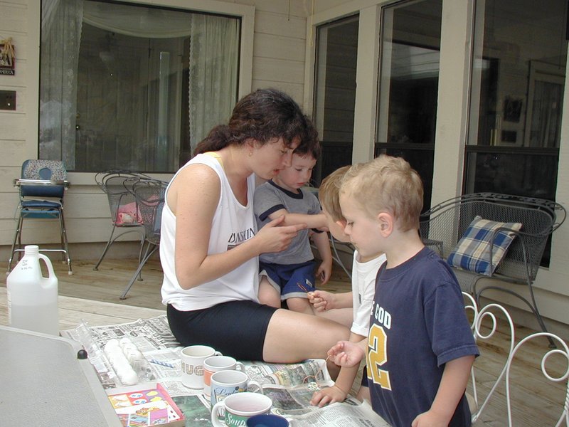 2003/04(April)/Easter/800x600_2003-04-13-Easter-11-dye-eggs-Chance-Dax-Suzi-Vale.JPG