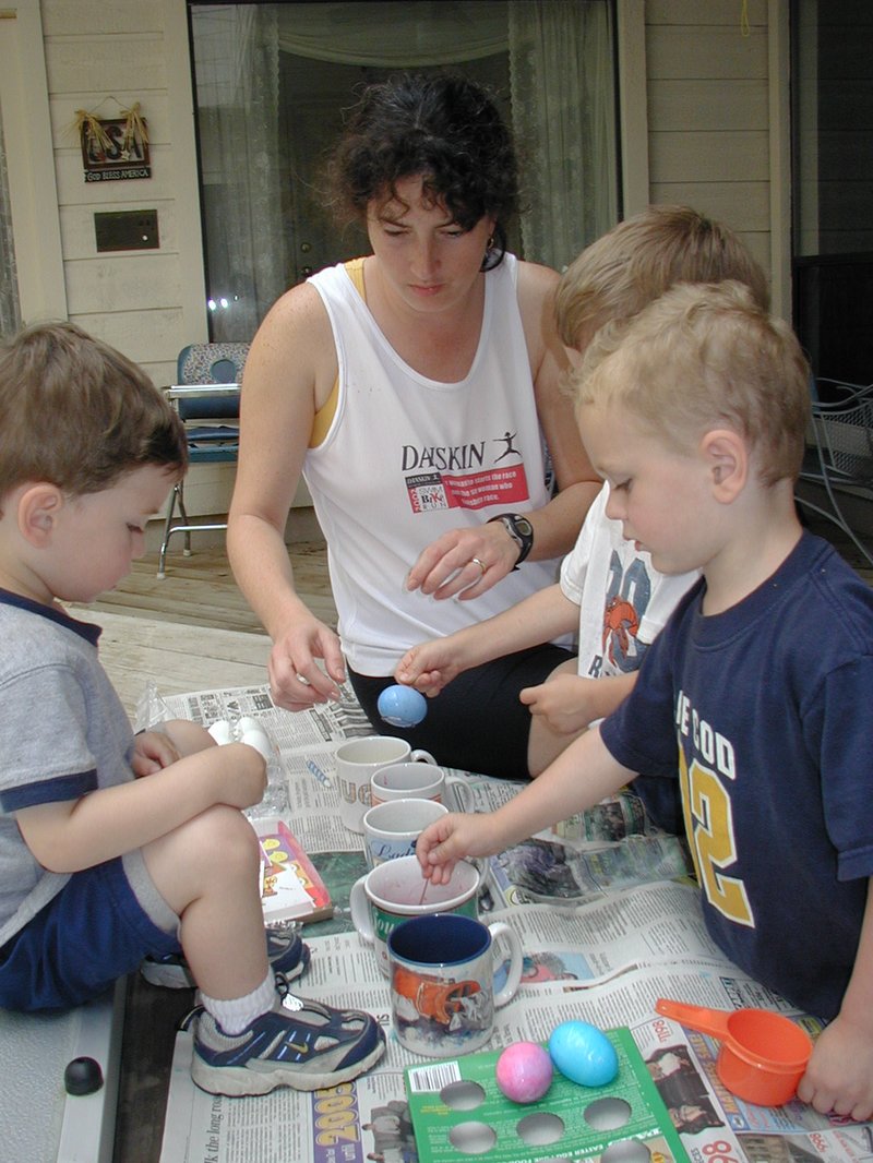 2003/04(April)/Easter/800x600_2003-04-13-Easter-12-dye-eggs-Chance-Dax-Suzi-Vale.JPG