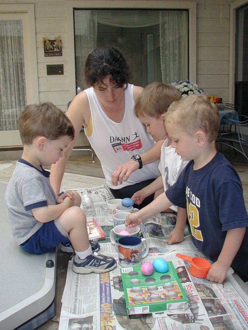 2003/04(April)/Easter/800x600_2003-04-13-Easter-13-dye-eggs-Chance-Dax-Suzi-Vale.JPG