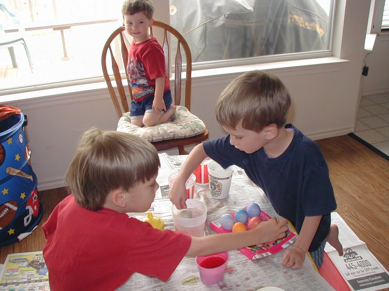 2003/04(April)/Easter/800x600_2003-04-19-dying-eggs-1-Jack-Dax-Chance.JPG
