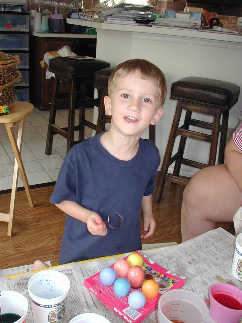 2003/04(April)/Easter/800x600_2003-04-19-dying-eggs-2-Chance.JPG