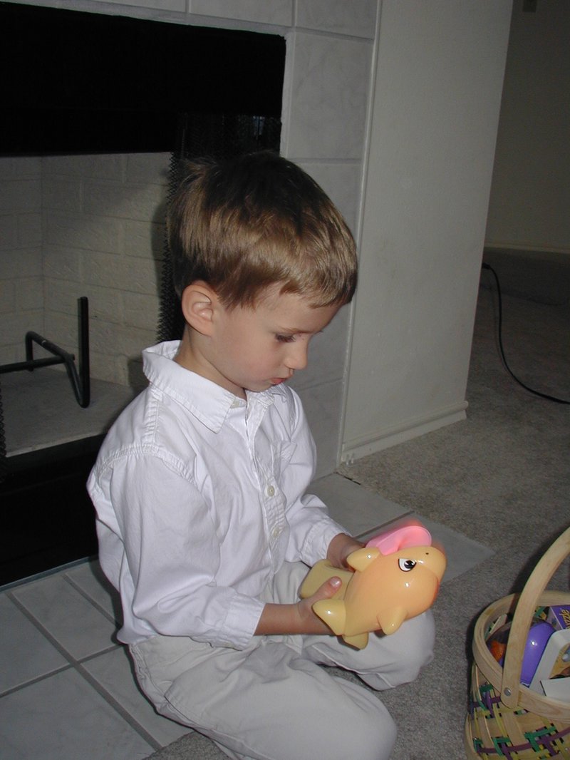 2003/04(April)/Easter/800x600_2003-04-20-Easter-day-04-Chance-flashlight.JPG