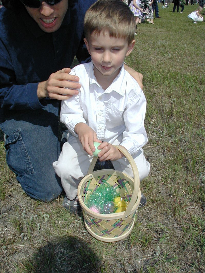 2003-04-20-Easter-day-21-church-hunt-Chance-Mark.JPG