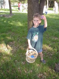 2003-04-12-Easter-Egg-hunt-03-Mothers-and-More-Chance.JPG