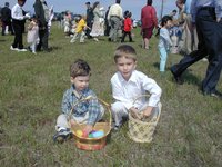 2003-04-20-Easter-day-25-church-hunt-Chance-Dax.JPG