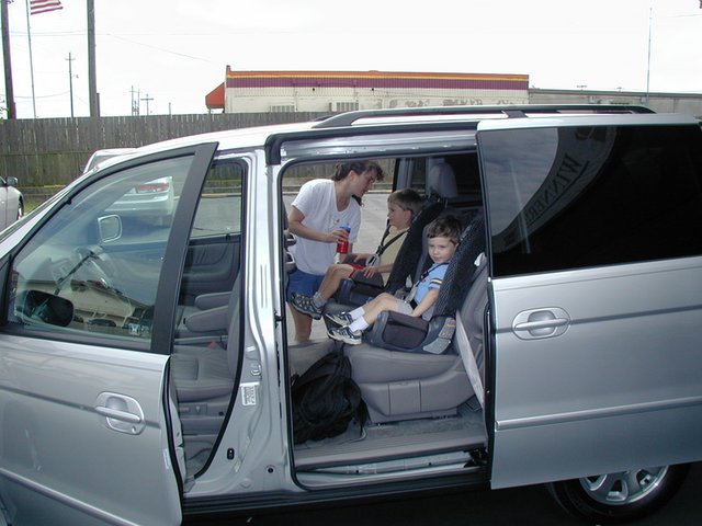 2003/04(April)/Misc/640x480_2003-04-15-Honda-Odyssey-2-Suzi-Chance-Dax.JPG