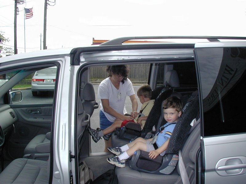 2003/04(April)/Misc/800x600_2003-04-15-Honda-Odyssey-1-Suzi-Chance-Dax.JPG