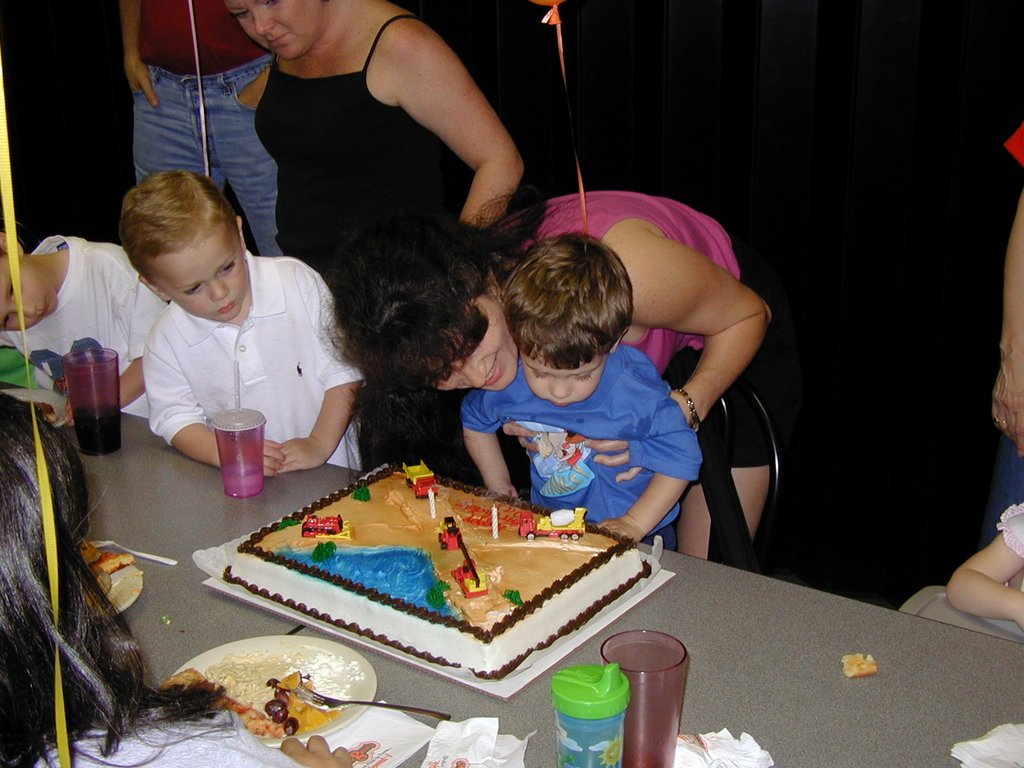2003/05(May)/Dax-Bday/1024x768_2003-05-07-Dax-Bday-08-GattiTown-Vale-Suzi-cake.JPG